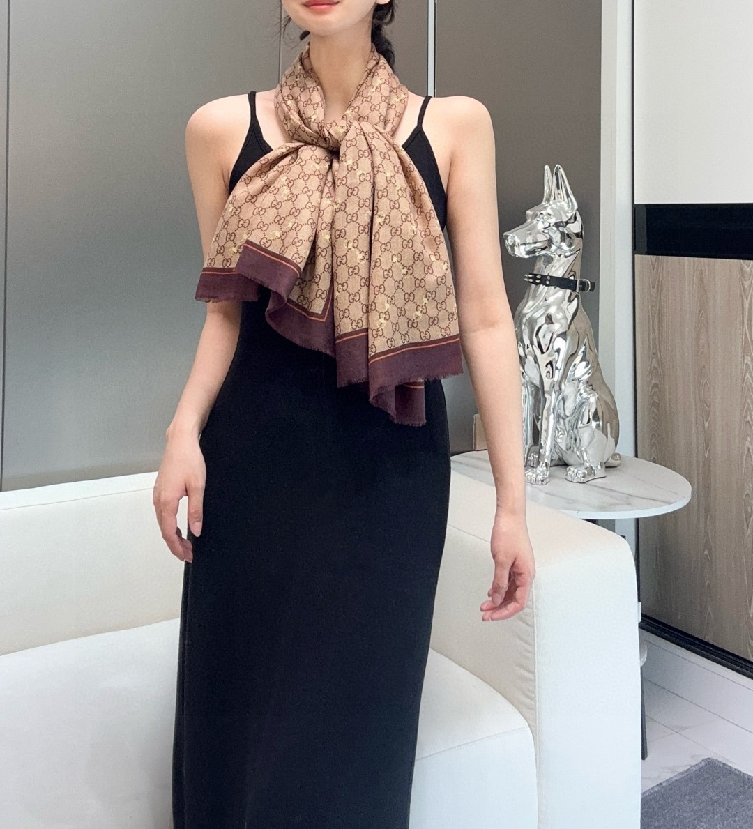    【GG马衔扣羊绒方巾140】羊绒方巾，采用经典GG图案搭配黄色马衔扣印花和纯色镶边，尽显大方优雅的