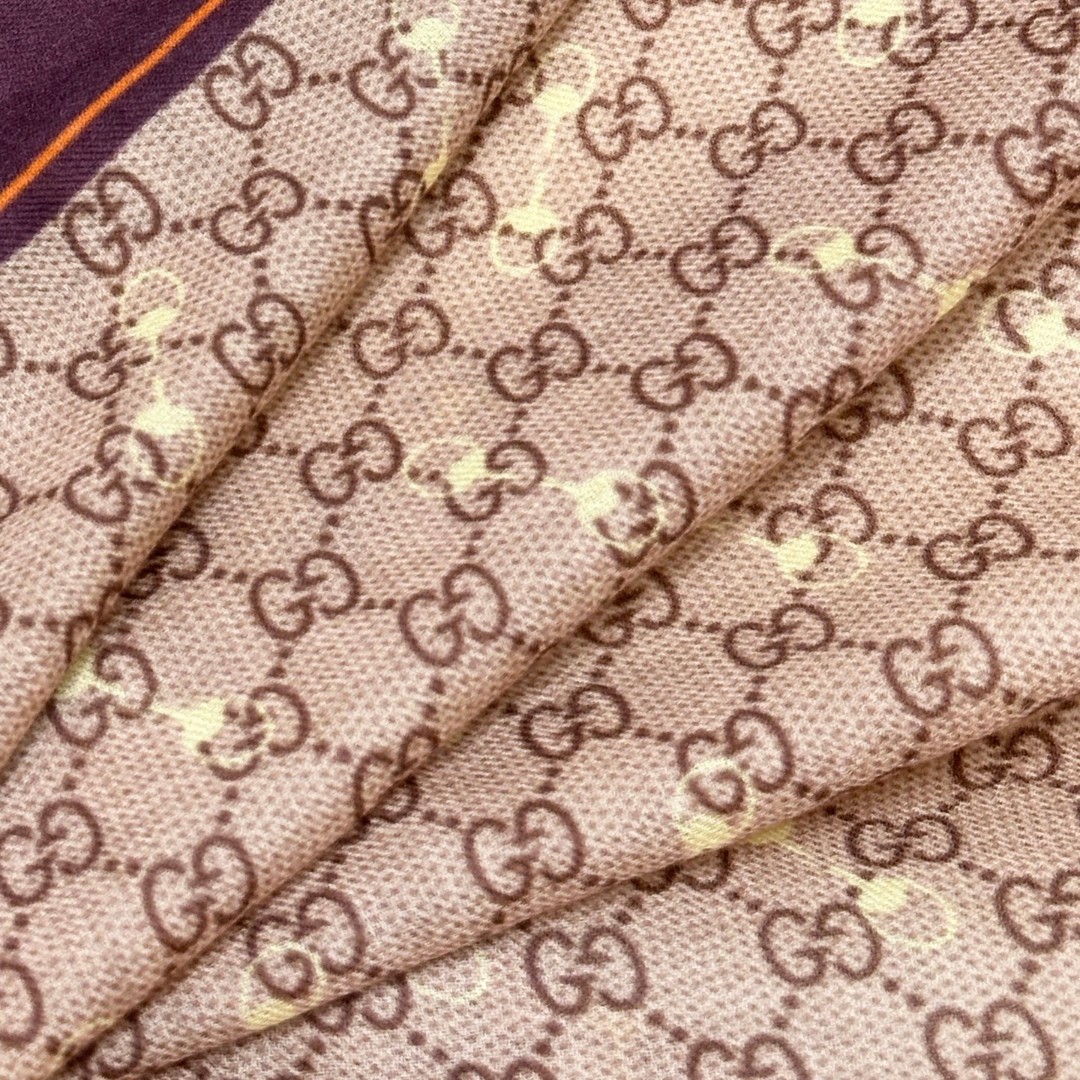    【GG马衔扣羊绒方巾140】羊绒方巾，采用经典GG图案搭配黄色马衔扣印花和纯色镶边，尽显大方优雅的