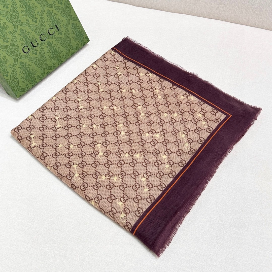    【GG马衔扣羊绒方巾140】羊绒方巾，采用经典GG图案搭配黄色马衔扣印花和纯色镶边，尽显大方优雅的