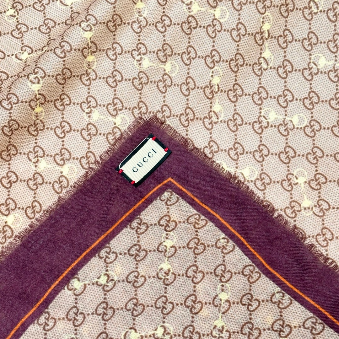    【GG马衔扣羊绒方巾140】羊绒方巾，采用经典GG图案搭配黄色马衔扣印花和纯色镶边，尽显大方优雅的