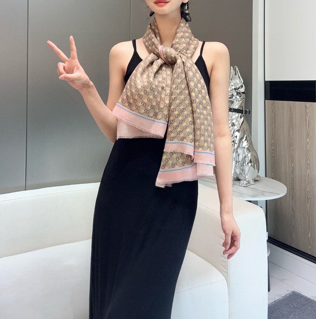    【GG马衔扣羊绒方巾140】羊绒方巾，采用经典GG图案搭配黄色马衔扣印花和纯色镶边，尽显大方优雅的