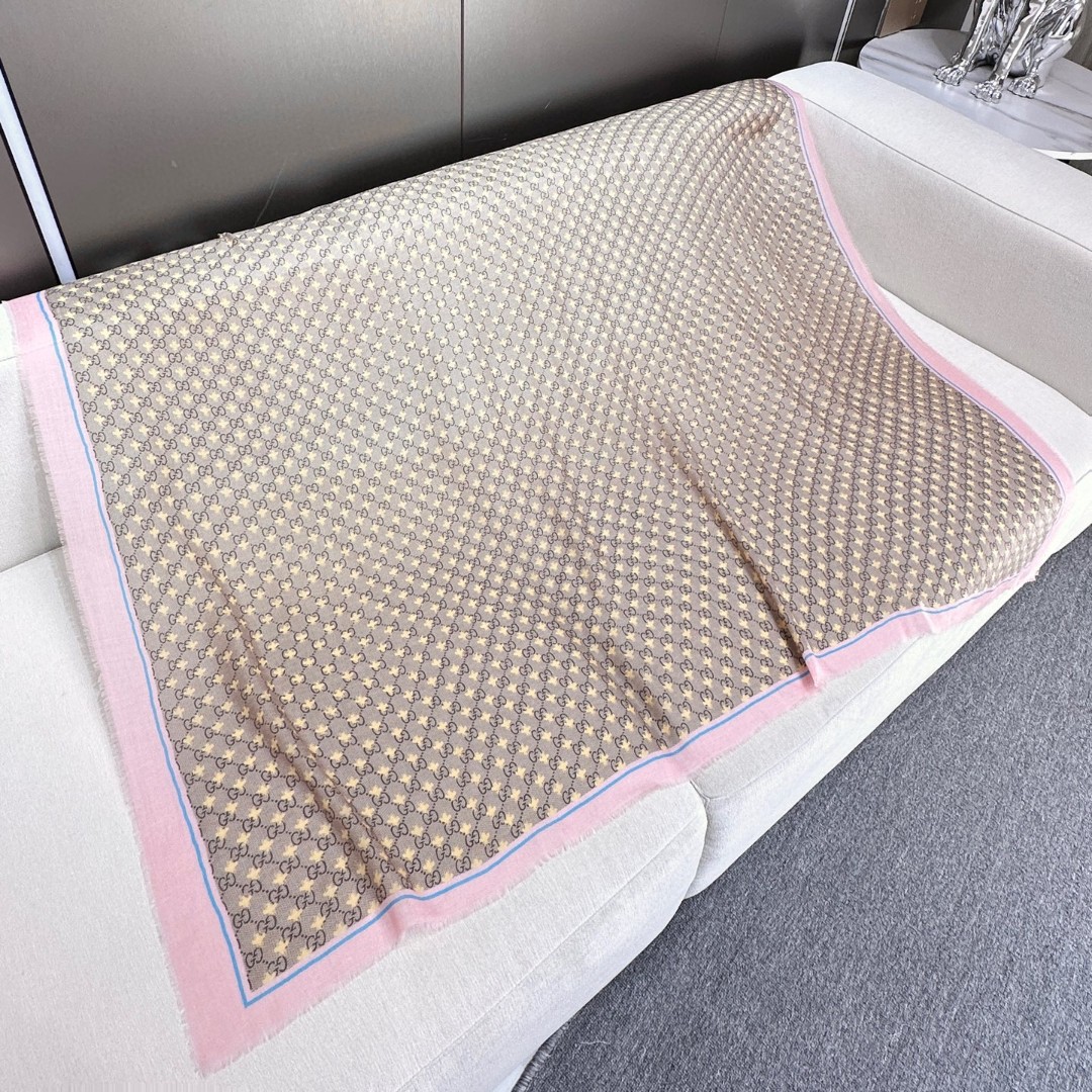    【GG马衔扣羊绒方巾140】羊绒方巾，采用经典GG图案搭配黄色马衔扣印花和纯色镶边，尽显大方优雅的