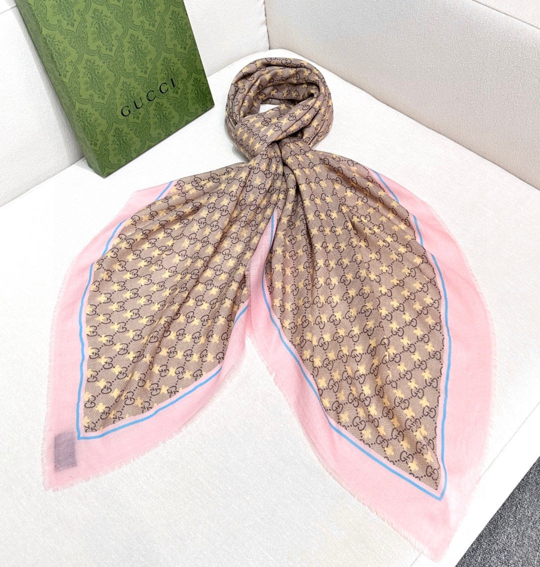    【GG马衔扣羊绒方巾140】羊绒方巾，采用经典GG图案搭配黄色马衔扣印花和纯色镶边，尽显大方优雅的