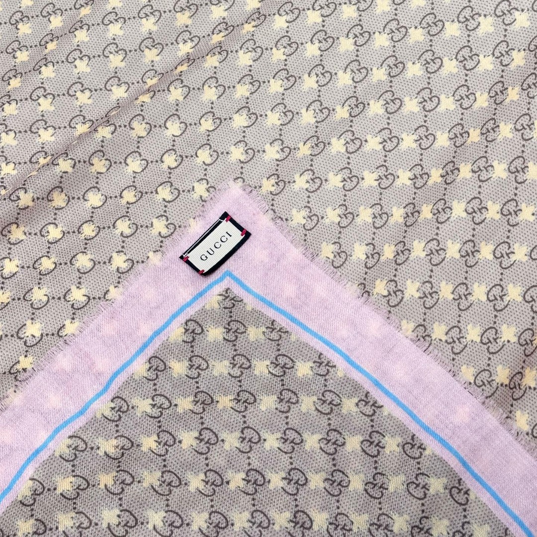    【GG马衔扣羊绒方巾140】羊绒方巾，采用经典GG图案搭配黄色马衔扣印花和纯色镶边，尽显大方优雅的