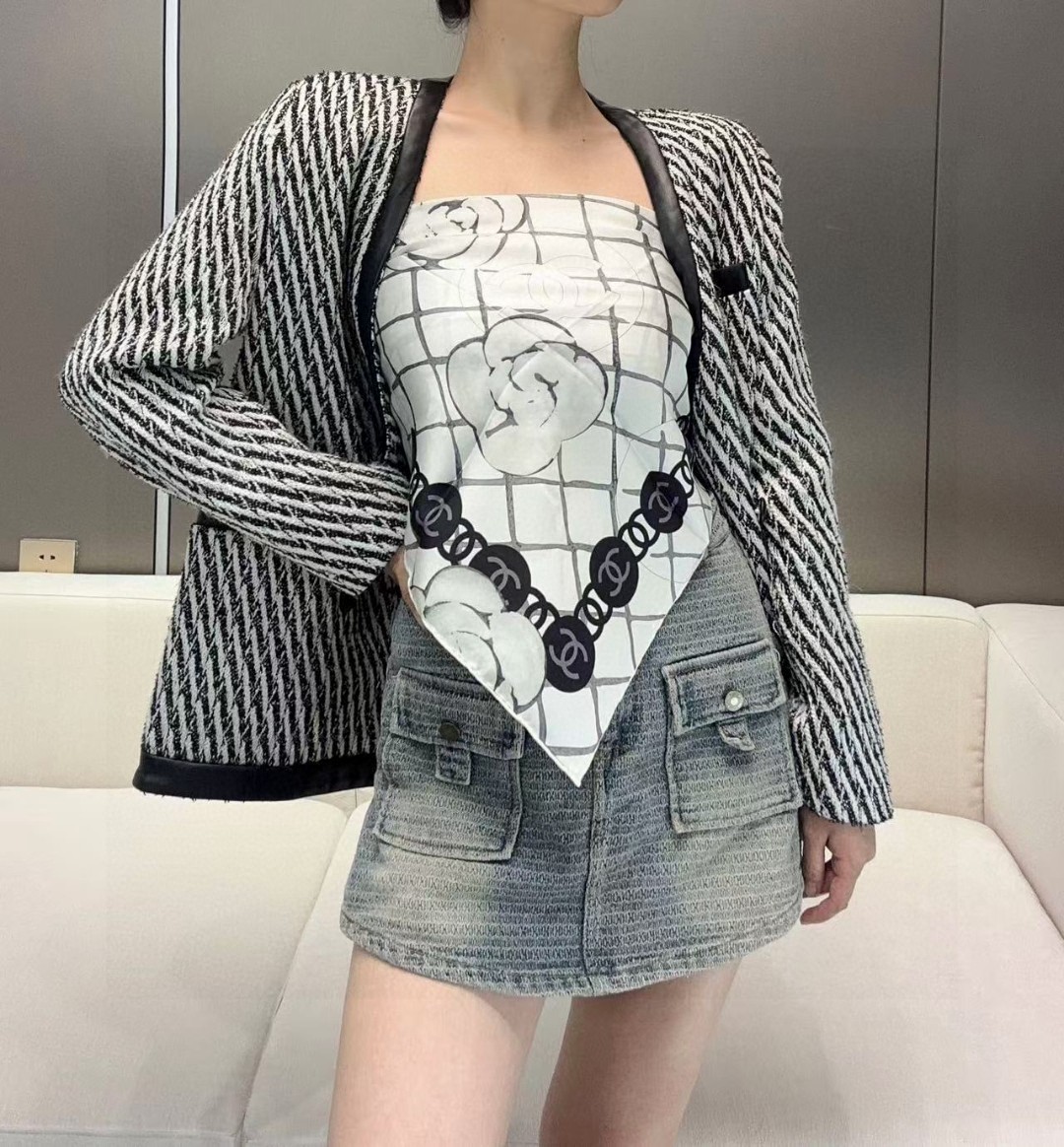   16姆米版本   面料：双面印花，18姆米真丝
尺寸：90*90
颜色：黑色 米色
香家最最经典的山