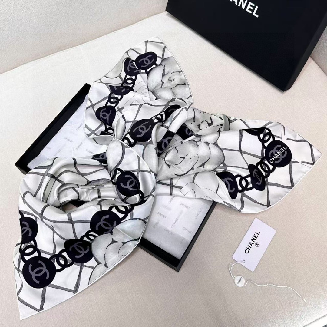   16姆米版本   面料：双面印花，18姆米真丝
尺寸：90*90
颜色：黑色 米色
香家最最经典的山