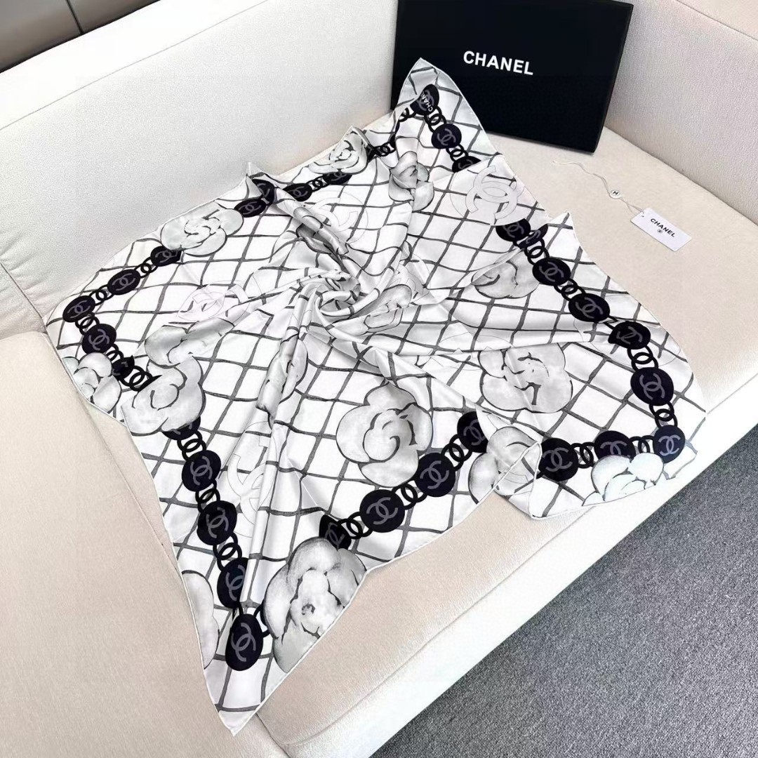   16姆米版本   面料：双面印花，18姆米真丝
尺寸：90*90
颜色：黑色 米色
香家最最经典的山