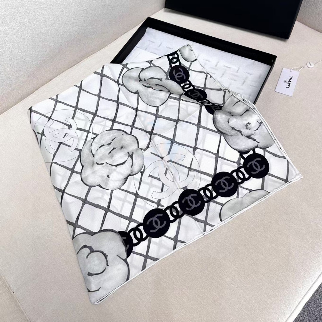   16姆米版本   面料：双面印花，18姆米真丝
尺寸：90*90
颜色：黑色 米色
香家最最经典的山