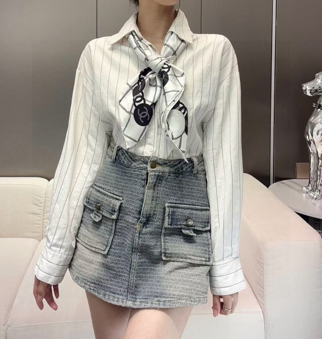   16姆米版本   面料：双面印花，18姆米真丝
尺寸：90*90
颜色：黑色 米色
香家最最经典的山