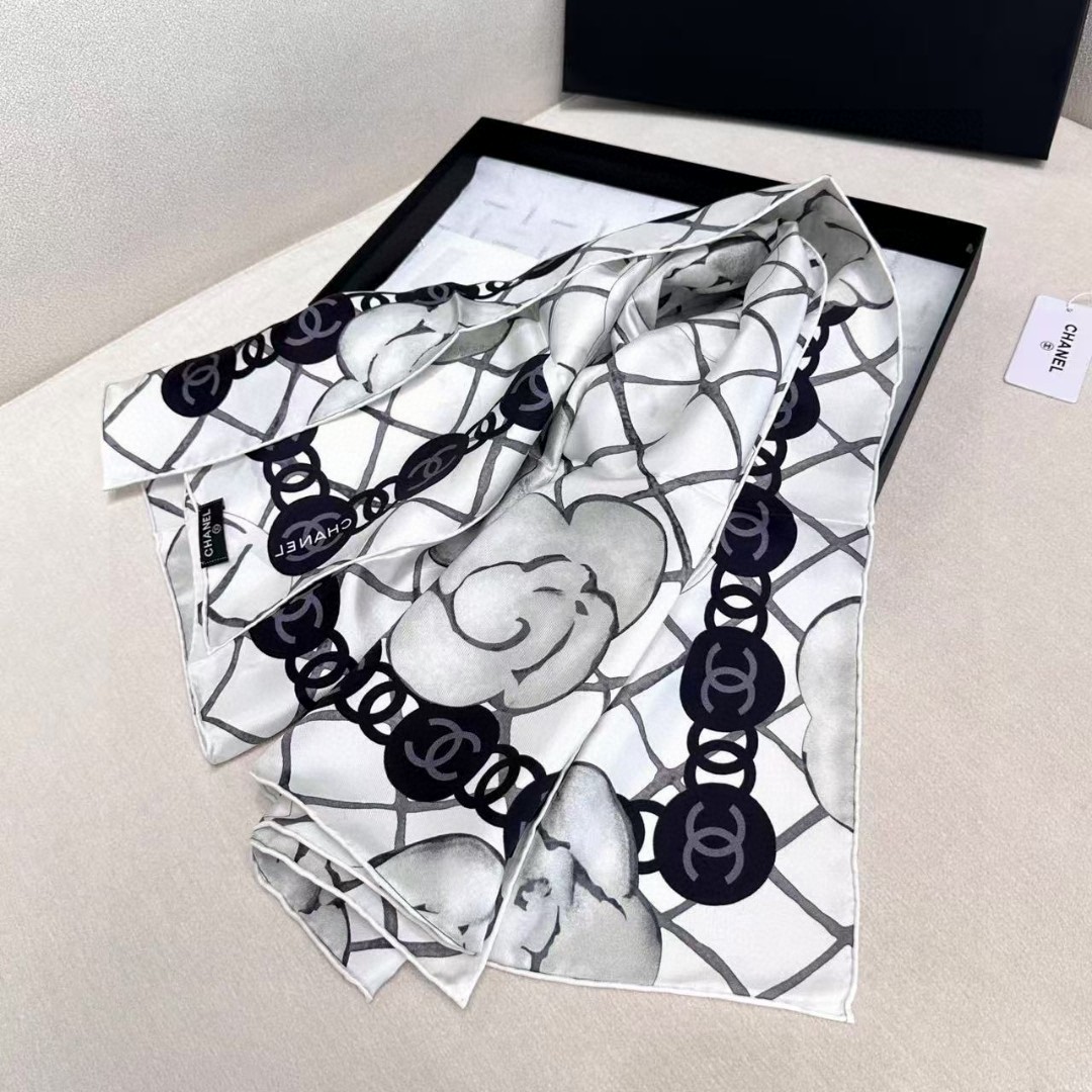   16姆米版本   面料：双面印花，18姆米真丝
尺寸：90*90
颜色：黑色 米色
香家最最经典的山