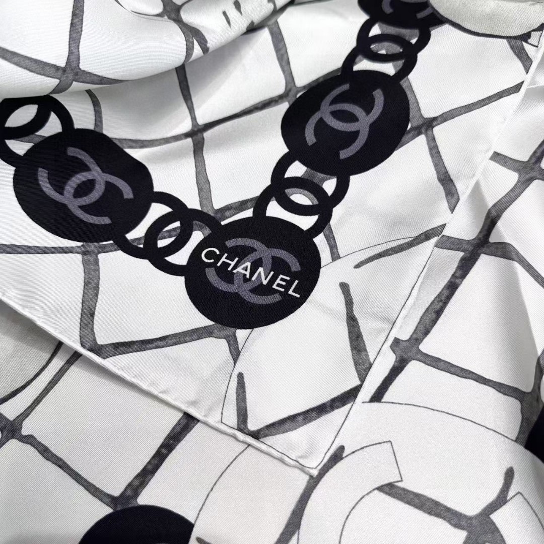   16姆米版本   面料：双面印花，18姆米真丝
尺寸：90*90
颜色：黑色 米色
香家最最经典的山