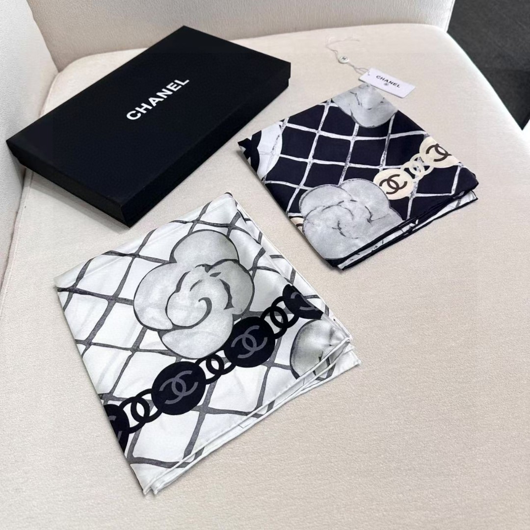   16姆米版本   面料：双面印花，18姆米真丝
尺寸：90*90
颜色：黑色 米色
香家最最经典的山