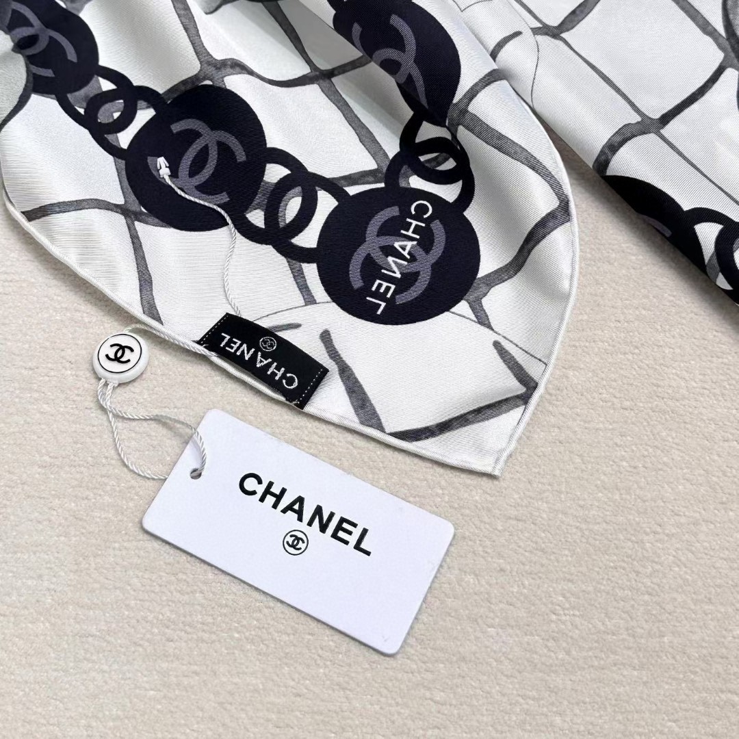   16姆米版本   面料：双面印花，18姆米真丝
尺寸：90*90
颜色：黑色 米色
香家最最经典的山