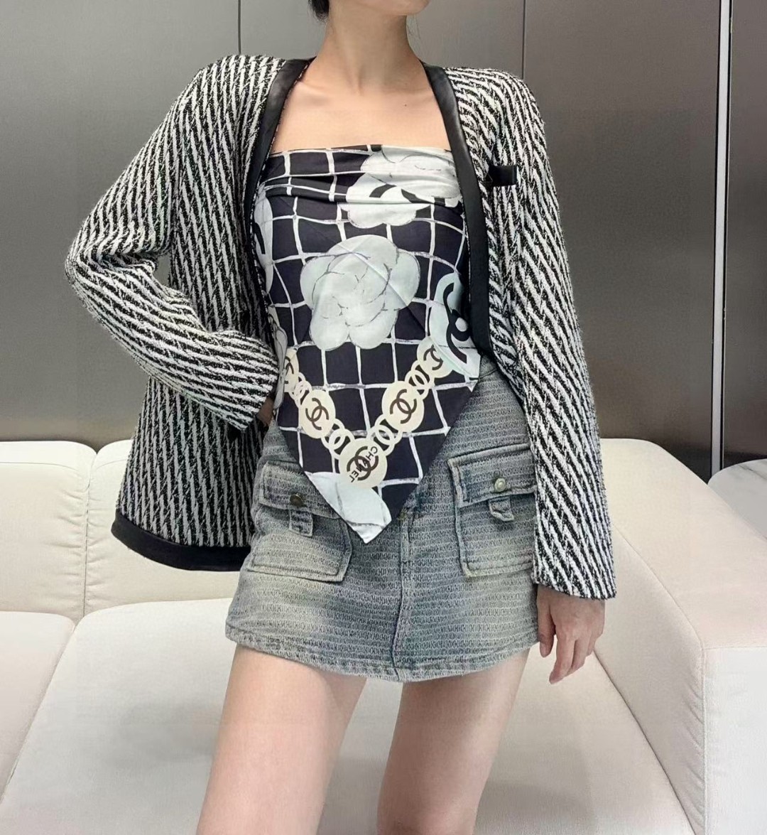 NO:341192,16-mmi version fabric double-sided printing, 18-mmi silk Size 90*90 Color black Beige Xiangjia's most classic camellia series, classic to every woman's wardrobe to store one. It meets your daily needs, comfortable touch, makes you reluctant to take it off, quickly start a carefully savor [grin] Classics can never replace high-version scarf, high-version scarf, chanel, real silk1986090916姆米版本面料双面印花,18姆米真丝 尺寸90*90 颜色黑色 米色 香家最最经典的山茶花系列,经典到每个女人的衣柜都要收纳的一条 满足你的日常所需,舒适的触感,让你舍不得脱卸,快快入手一条细细品鉴[呲牙] 经典永远不可替代高版本围巾,高版本围巾,chanel,real silk,scarf