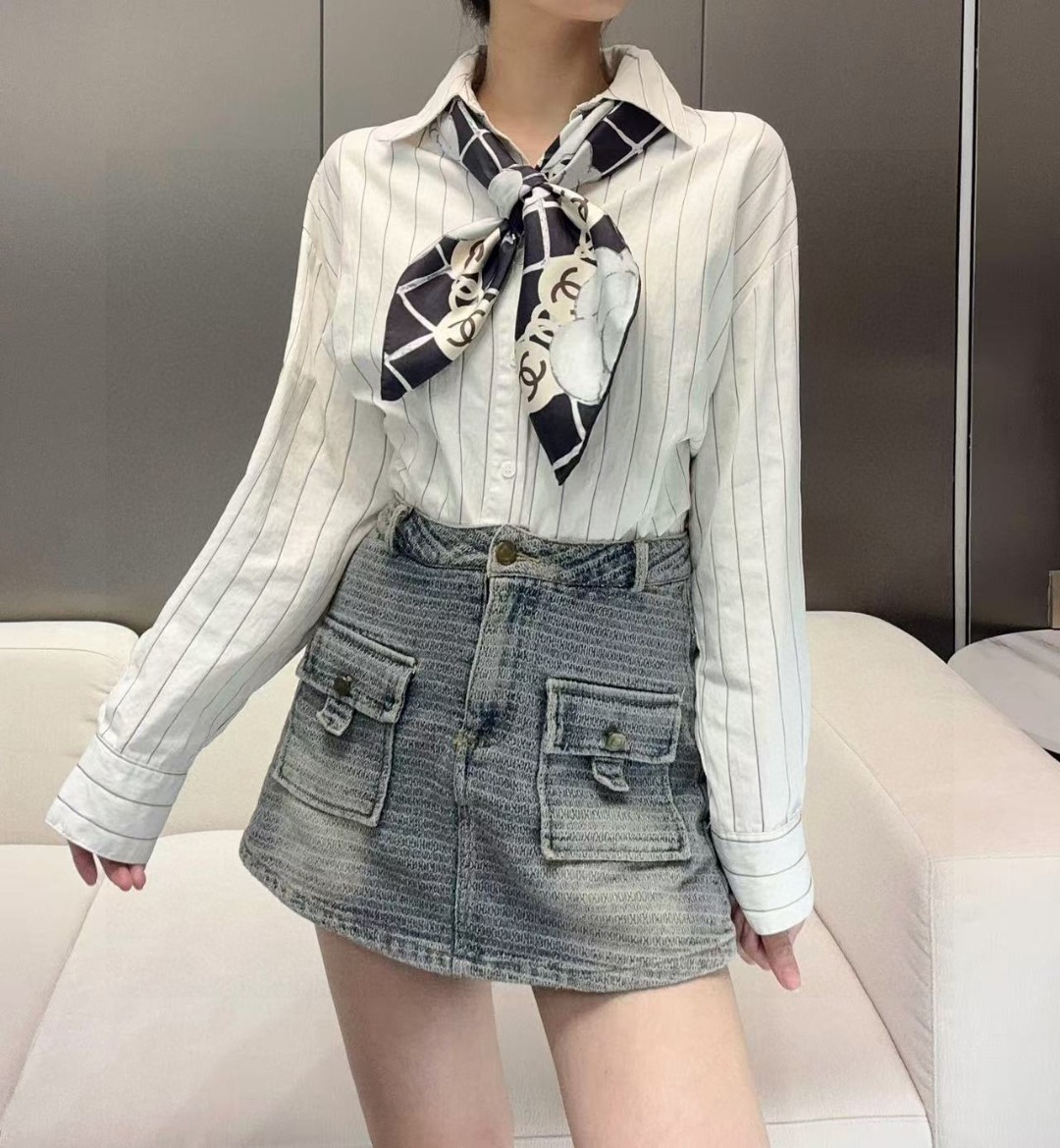   16姆米版本   面料：双面印花，18姆米真丝
尺寸：90*90
颜色：黑色 米色
香家最最经典的山