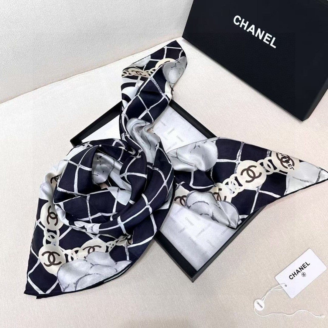   16姆米版本   面料：双面印花，18姆米真丝
尺寸：90*90
颜色：黑色 米色
香家最最经典的山