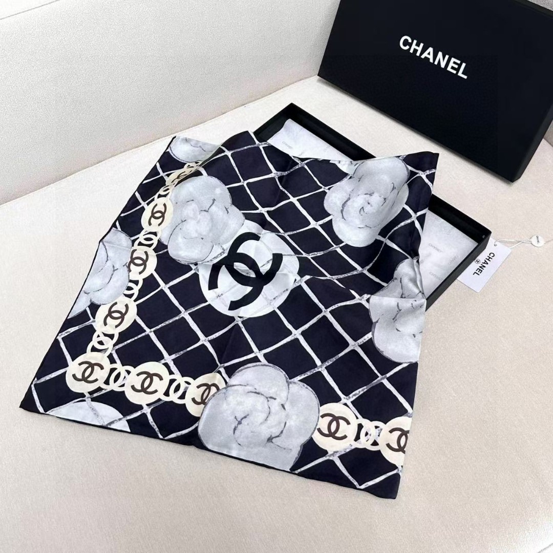   16姆米版本   面料：双面印花，18姆米真丝
尺寸：90*90
颜色：黑色 米色
香家最最经典的山