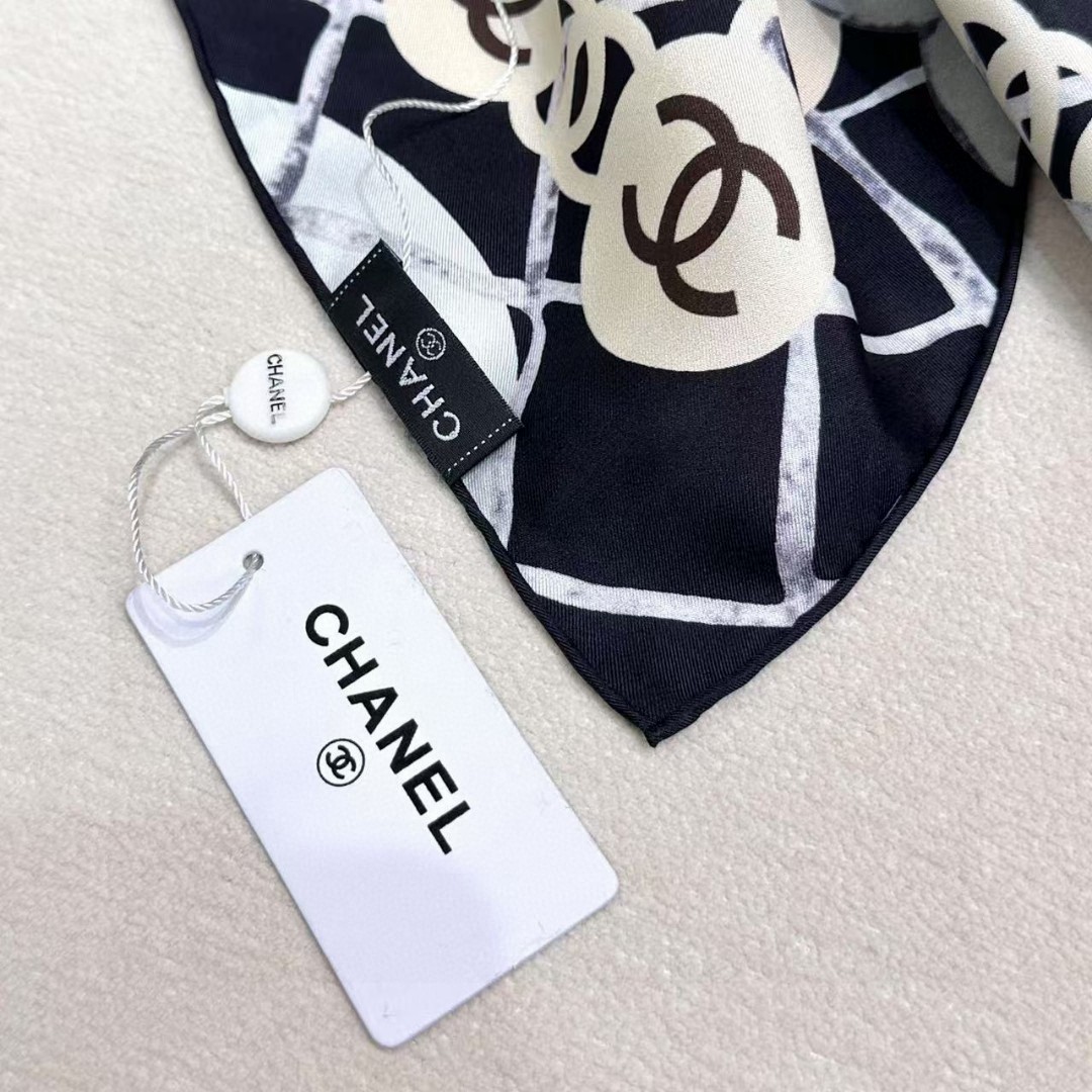   16姆米版本   面料：双面印花，18姆米真丝
尺寸：90*90
颜色：黑色 米色
香家最最经典的山