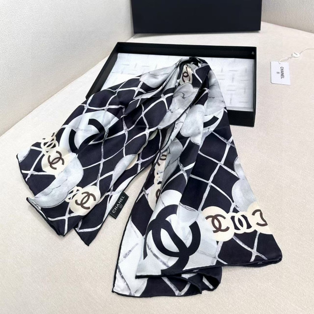   16姆米版本   面料：双面印花，18姆米真丝
尺寸：90*90
颜色：黑色 米色
香家最最经典的山