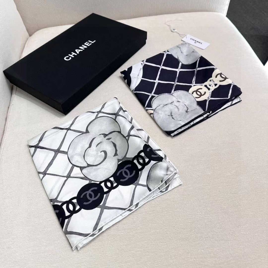   16姆米版本   面料：双面印花，18姆米真丝
尺寸：90*90
颜色：黑色 米色
香家最最经典的山