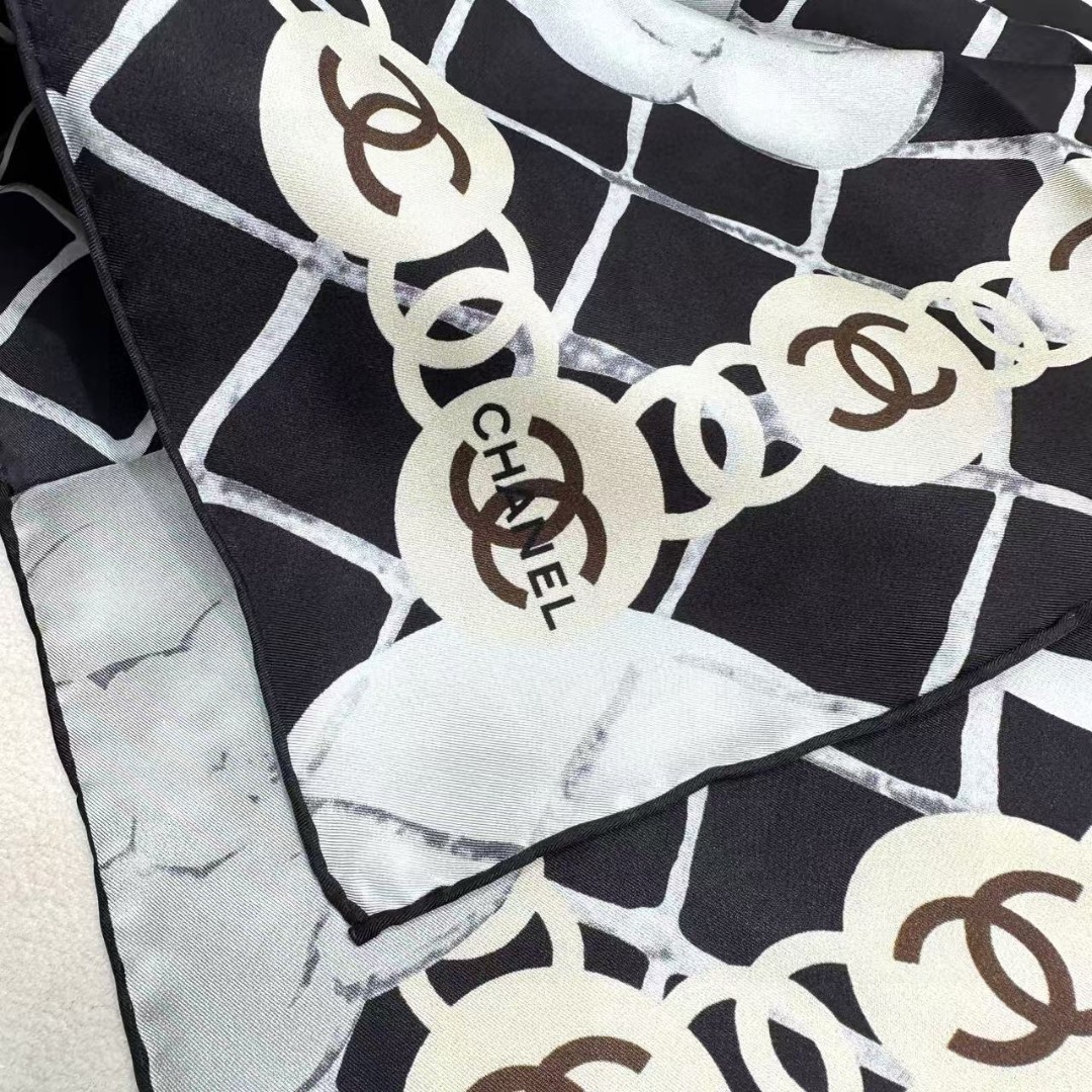   16姆米版本   面料：双面印花，18姆米真丝
尺寸：90*90
颜色：黑色 米色
香家最最经典的山