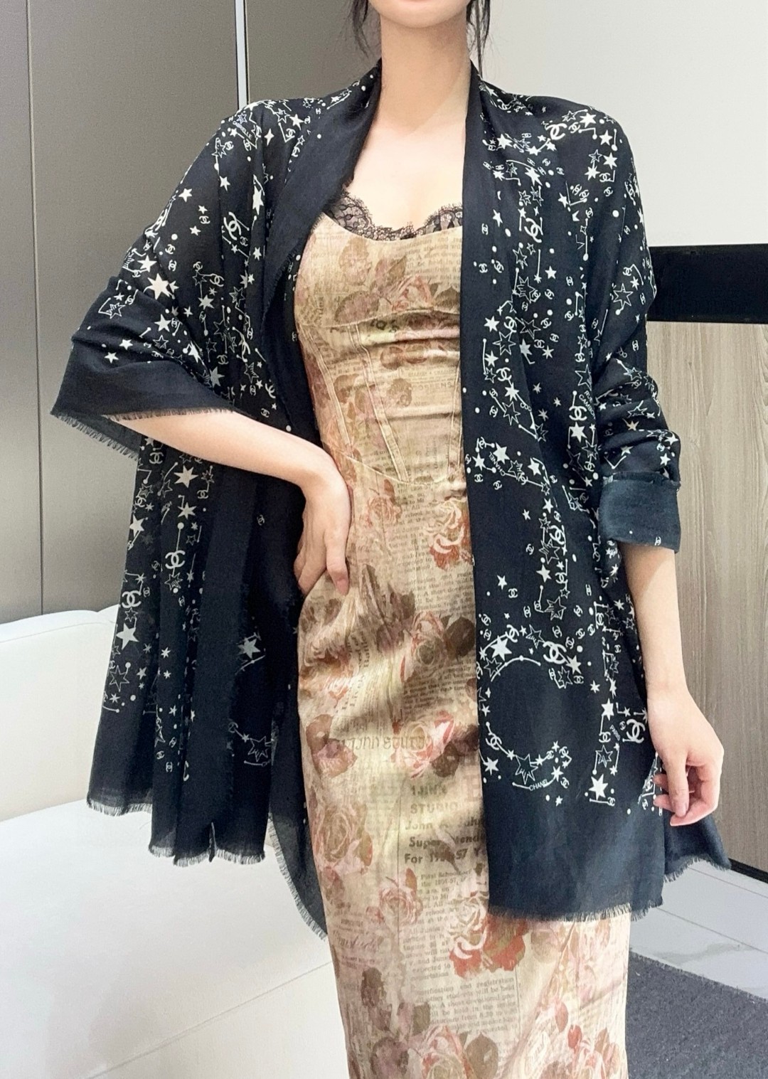   2025年香奈儿秋冬提前上新，美女都爱此款
超级有腔调！！！】谁懂这种秋冬调性的美啊？！！！这款小香