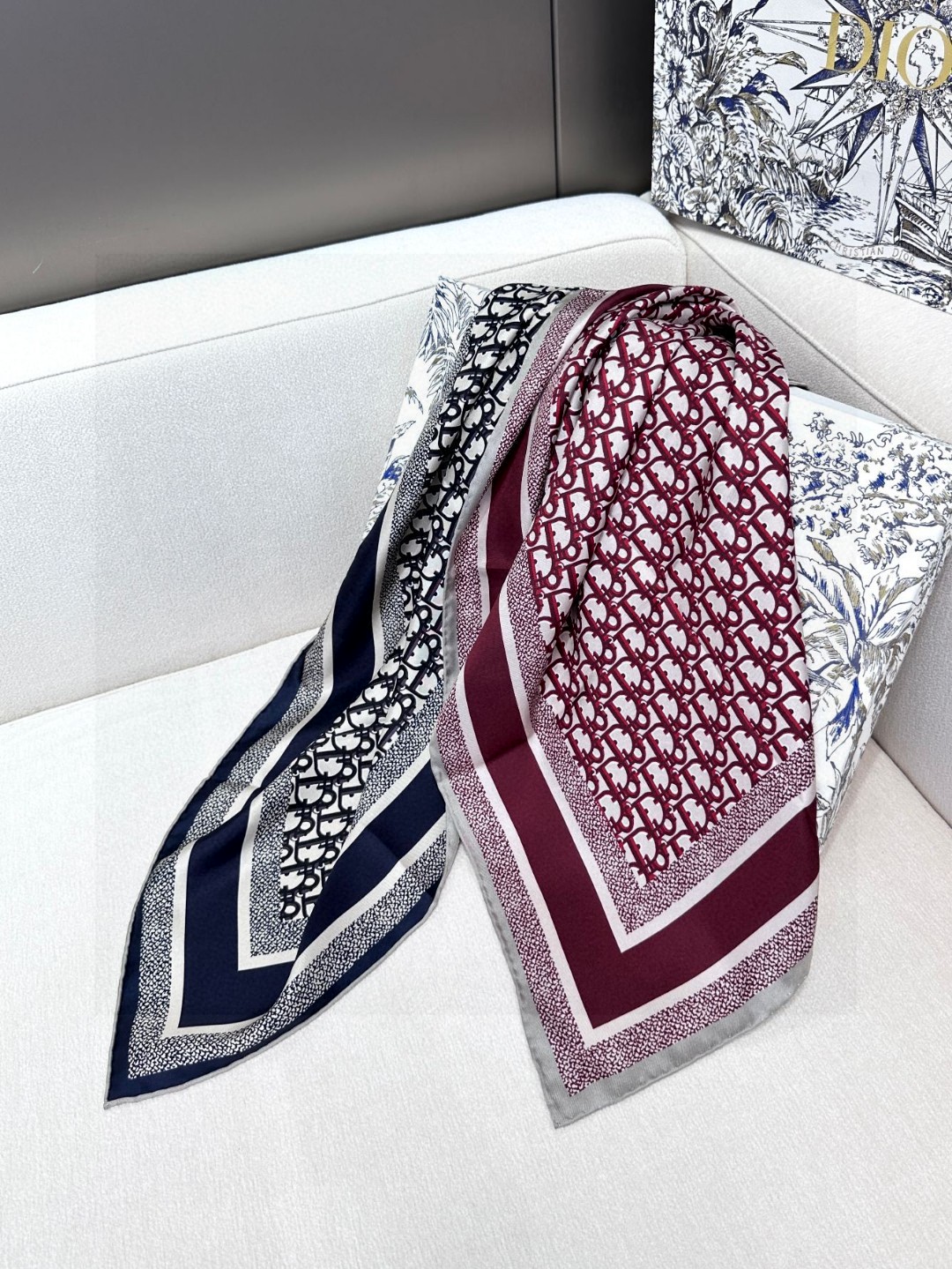  😘👍D家专柜经典主打款【D老花双面90】真丝方巾💟 这款Diortwin方巾采用双色双面设计，向标志性