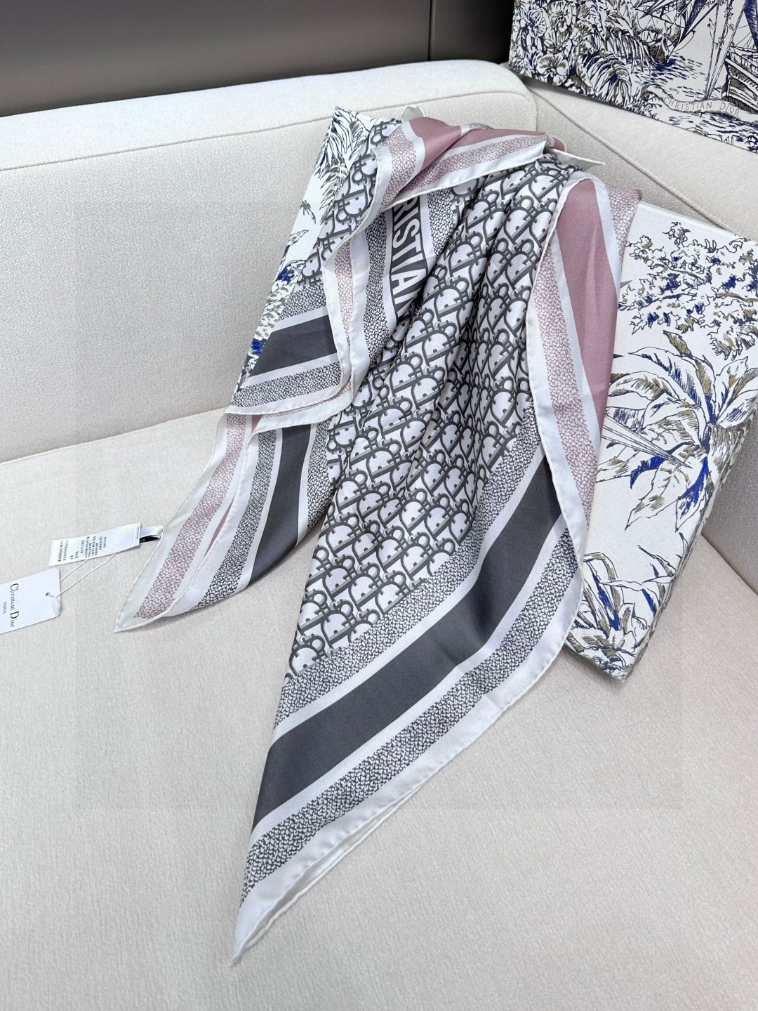  😘👍D家专柜经典主打款【D老花双面90】真丝方巾💟 这款Diortwin方巾采用双色双面设计，向标志性