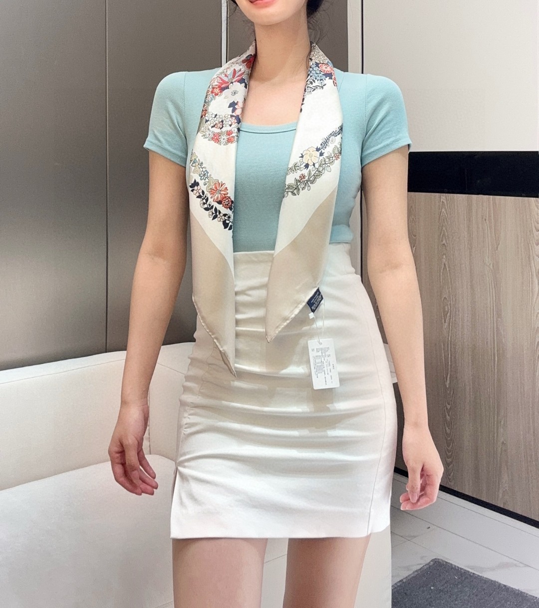   2025年春款爱马仕HERMES华丽的缰辔花卉版”1材质桑蚕丝②配色4款
3设计师克莉丝汀娜·亨利
