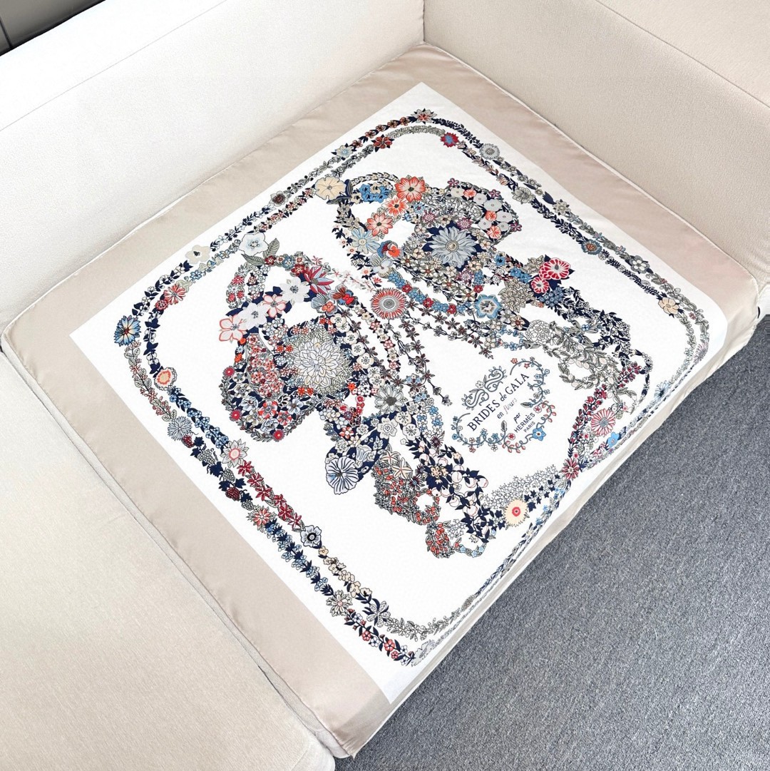   2025年春款爱马仕HERMES华丽的缰辔花卉版”1材质桑蚕丝②配色4款
3设计师克莉丝汀娜·亨利
