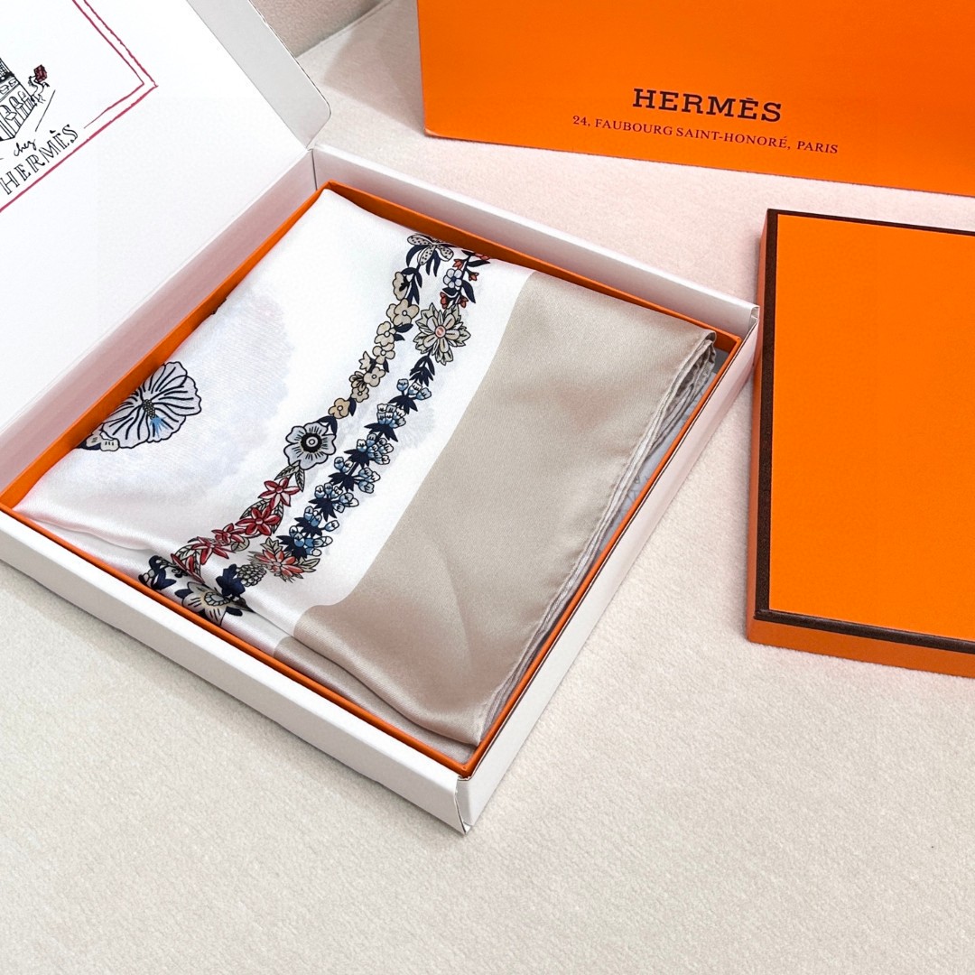   2025年春款爱马仕HERMES华丽的缰辔花卉版”1材质桑蚕丝②配色4款
3设计师克莉丝汀娜·亨利
