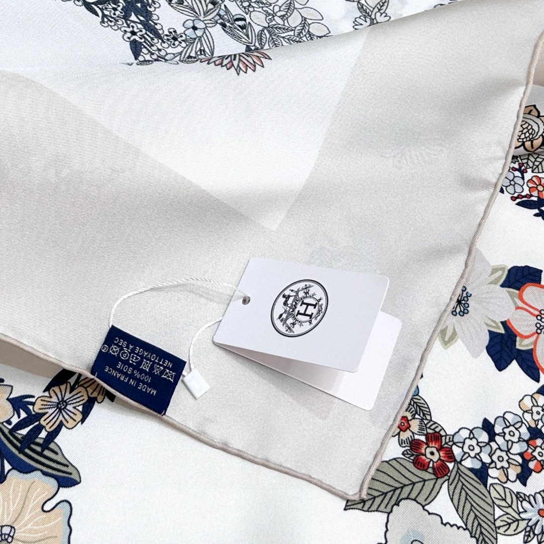   2025年春款爱马仕HERMES华丽的缰辔花卉版”1材质桑蚕丝②配色4款
3设计师克莉丝汀娜·亨利
