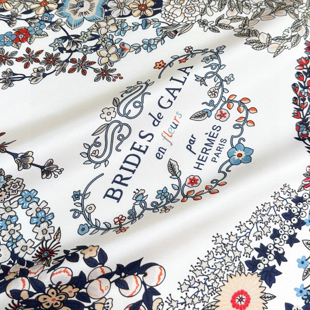   2025年春款爱马仕HERMES华丽的缰辔花卉版”1材质桑蚕丝②配色4款
3设计师克莉丝汀娜·亨利
