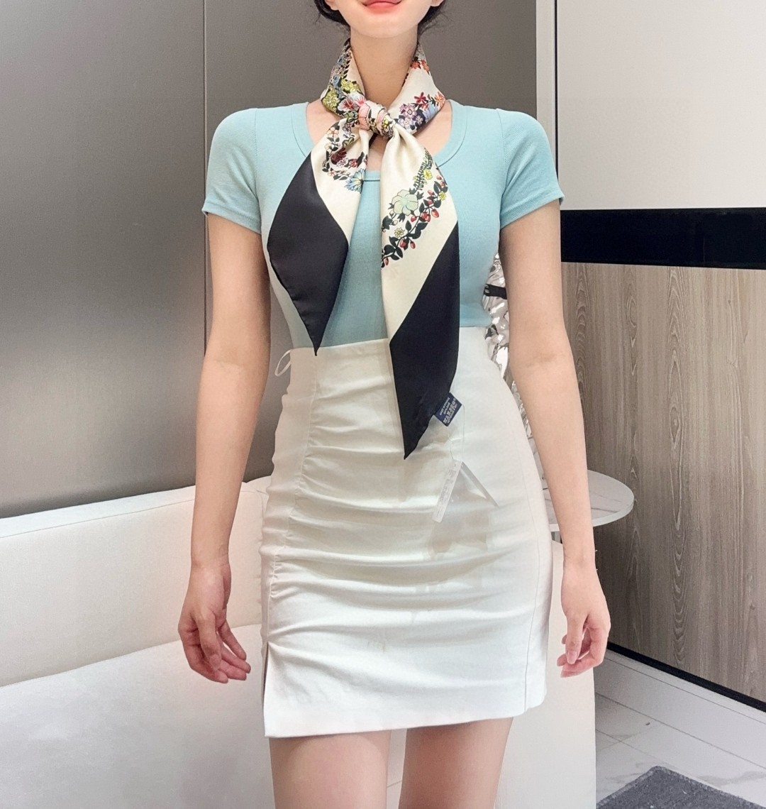   2025年春款爱马仕HERMES华丽的缰辔花卉版”1材质桑蚕丝②配色4款
3设计师克莉丝汀娜·亨利
