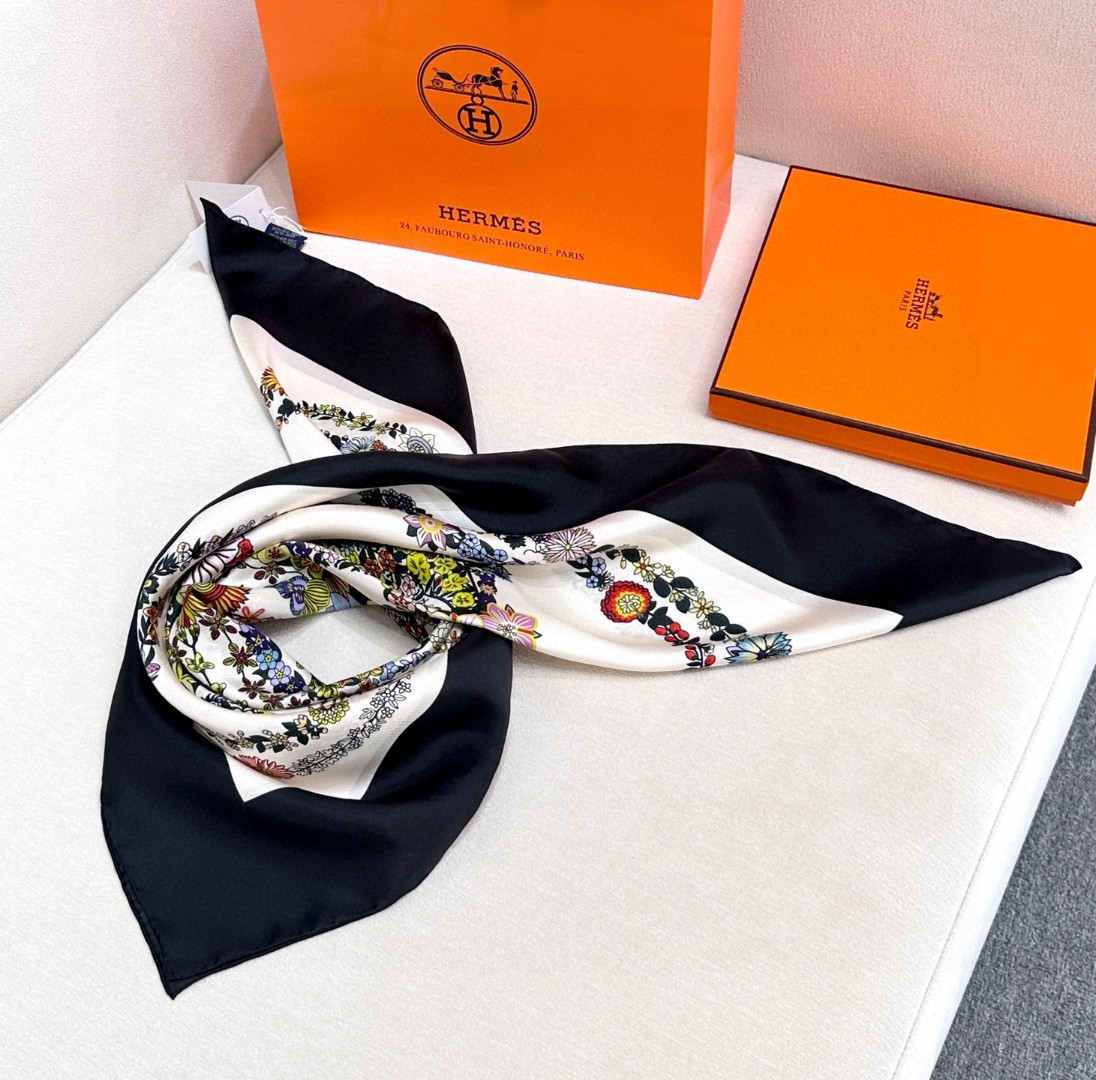   2025年春款爱马仕HERMES华丽的缰辔花卉版”1材质桑蚕丝②配色4款
3设计师克莉丝汀娜·亨利
