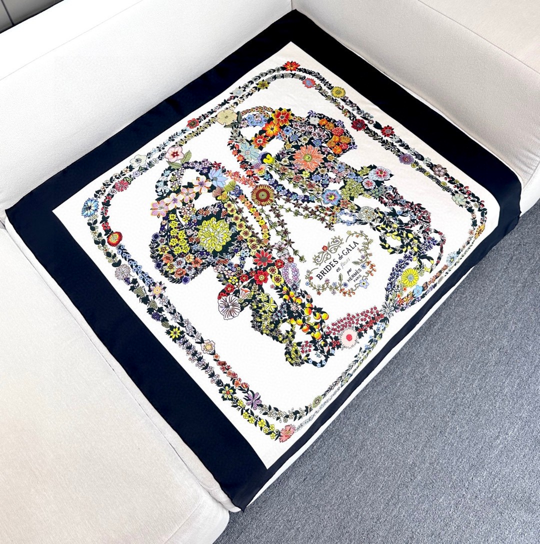   2025年春款爱马仕HERMES华丽的缰辔花卉版”1材质桑蚕丝②配色4款
3设计师克莉丝汀娜·亨利
