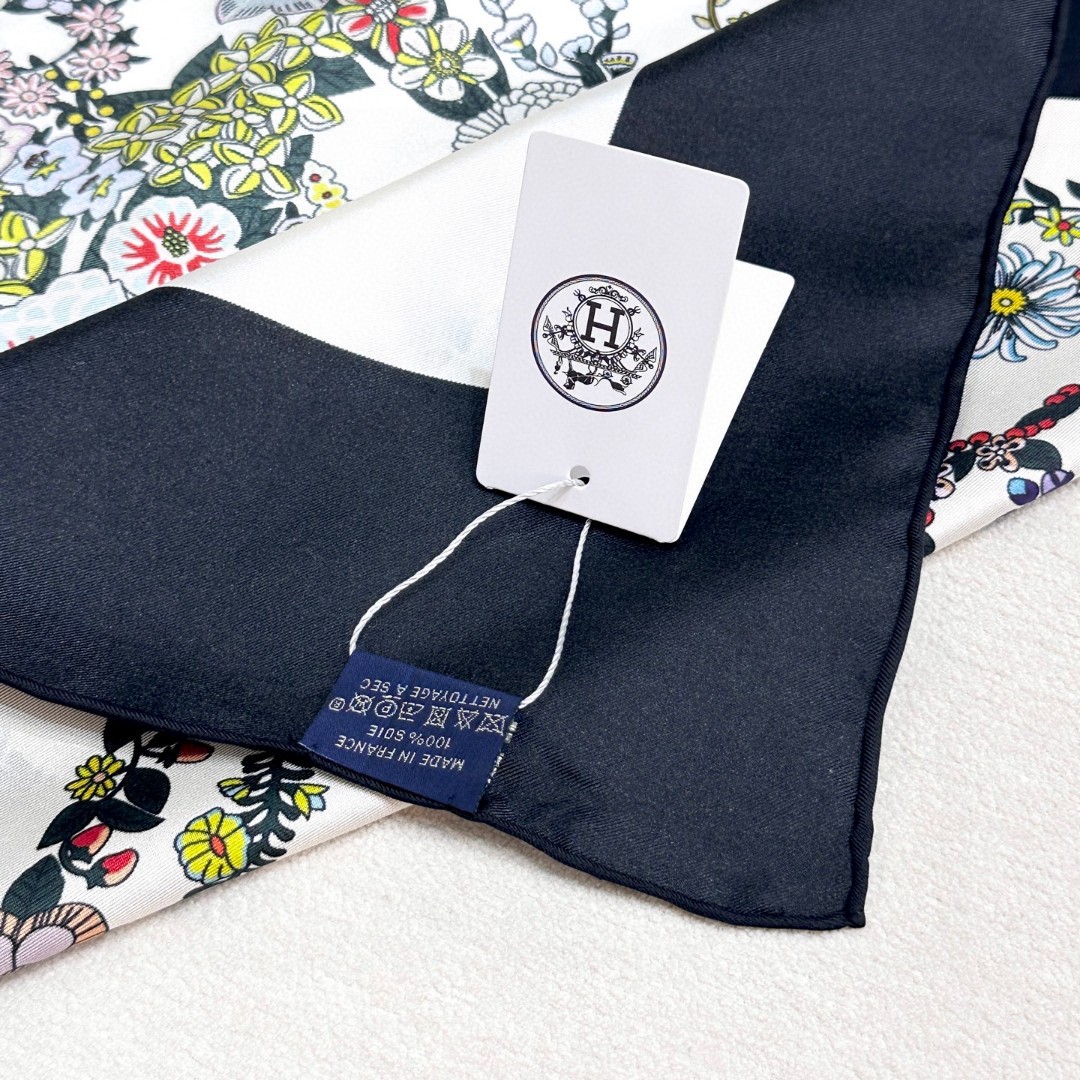   2025年春款爱马仕HERMES华丽的缰辔花卉版”1材质桑蚕丝②配色4款
3设计师克莉丝汀娜·亨利
