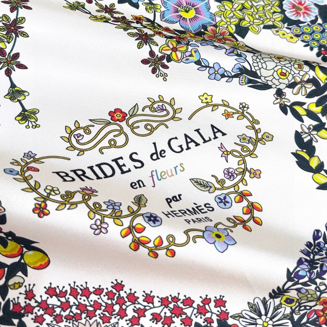   2025年春款爱马仕HERMES华丽的缰辔花卉版”1材质桑蚕丝②配色4款
3设计师克莉丝汀娜·亨利
