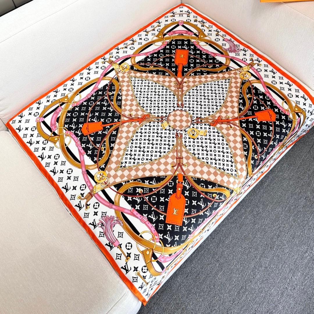 
Flower And StraPs 桑蚕丝方巾以瞩目笔触彰显雅致风范，依托丝印工艺描绘 Monogra