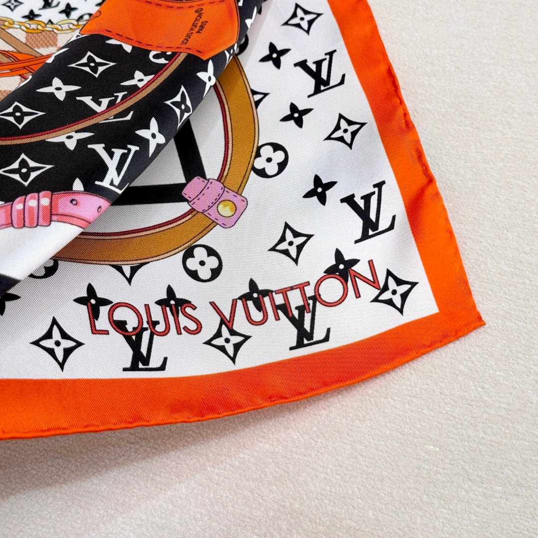 
Flower And StraPs 桑蚕丝方巾以瞩目笔触彰显雅致风范，依托丝印工艺描绘 Monogra