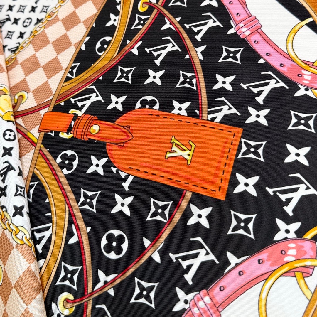 
Flower And StraPs 桑蚕丝方巾以瞩目笔触彰显雅致风范，依托丝印工艺描绘 Monogra