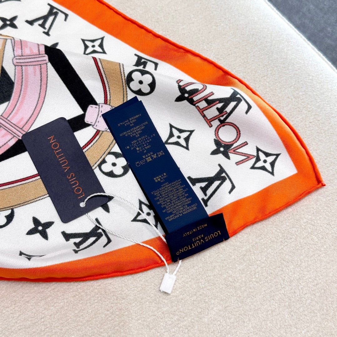 
Flower And StraPs 桑蚕丝方巾以瞩目笔触彰显雅致风范，依托丝印工艺描绘 Monogra