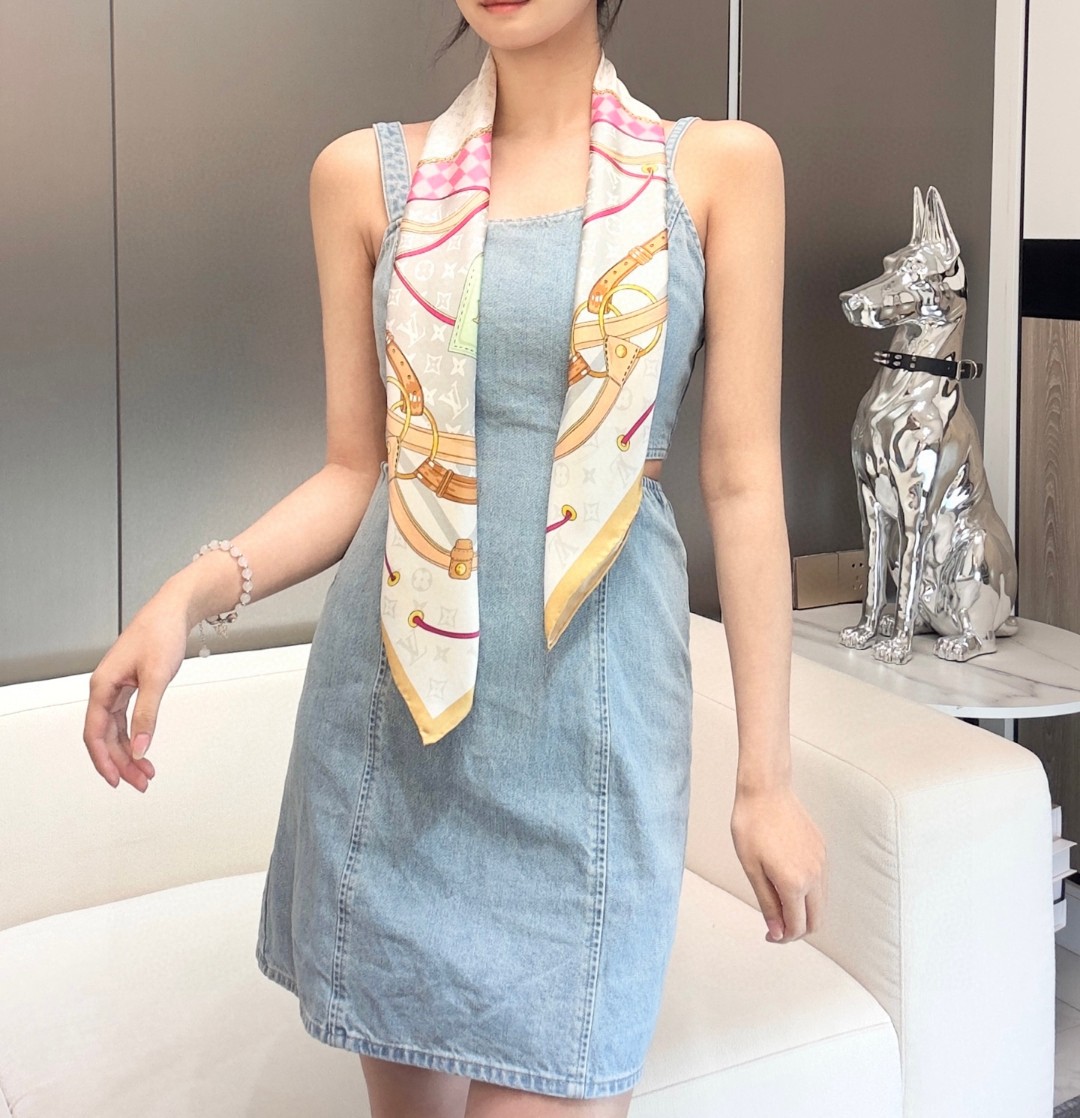 
Flower And StraPs 桑蚕丝方巾以瞩目笔触彰显雅致风范，依托丝印工艺描绘 Monogra