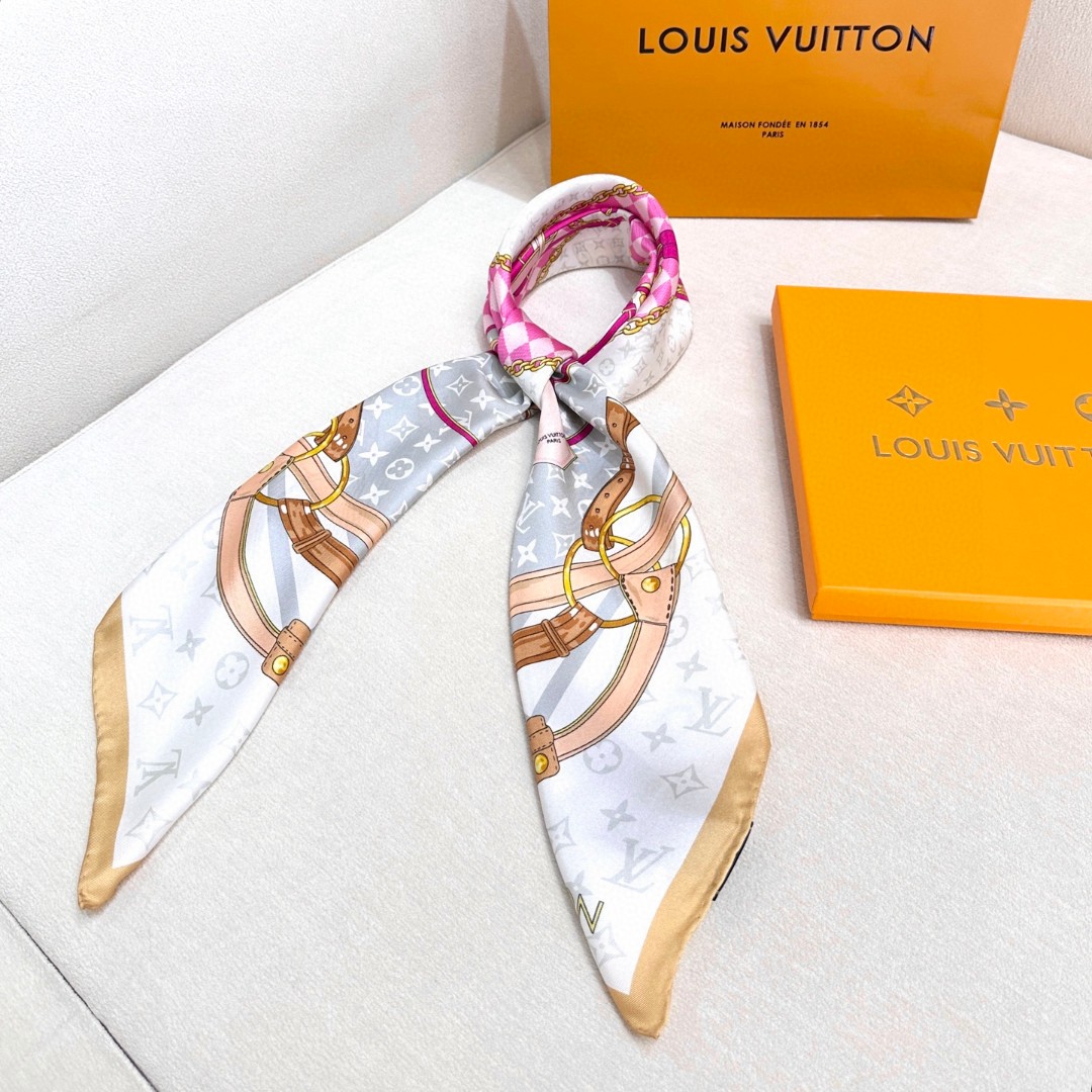 
Flower And StraPs 桑蚕丝方巾以瞩目笔触彰显雅致风范，依托丝印工艺描绘 Monogra