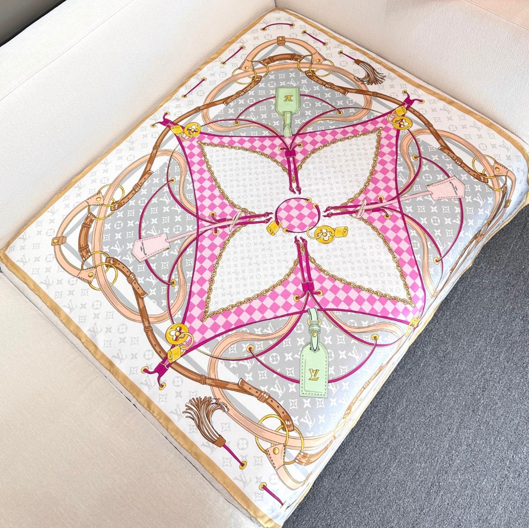 
Flower And StraPs 桑蚕丝方巾以瞩目笔触彰显雅致风范，依托丝印工艺描绘 Monogra