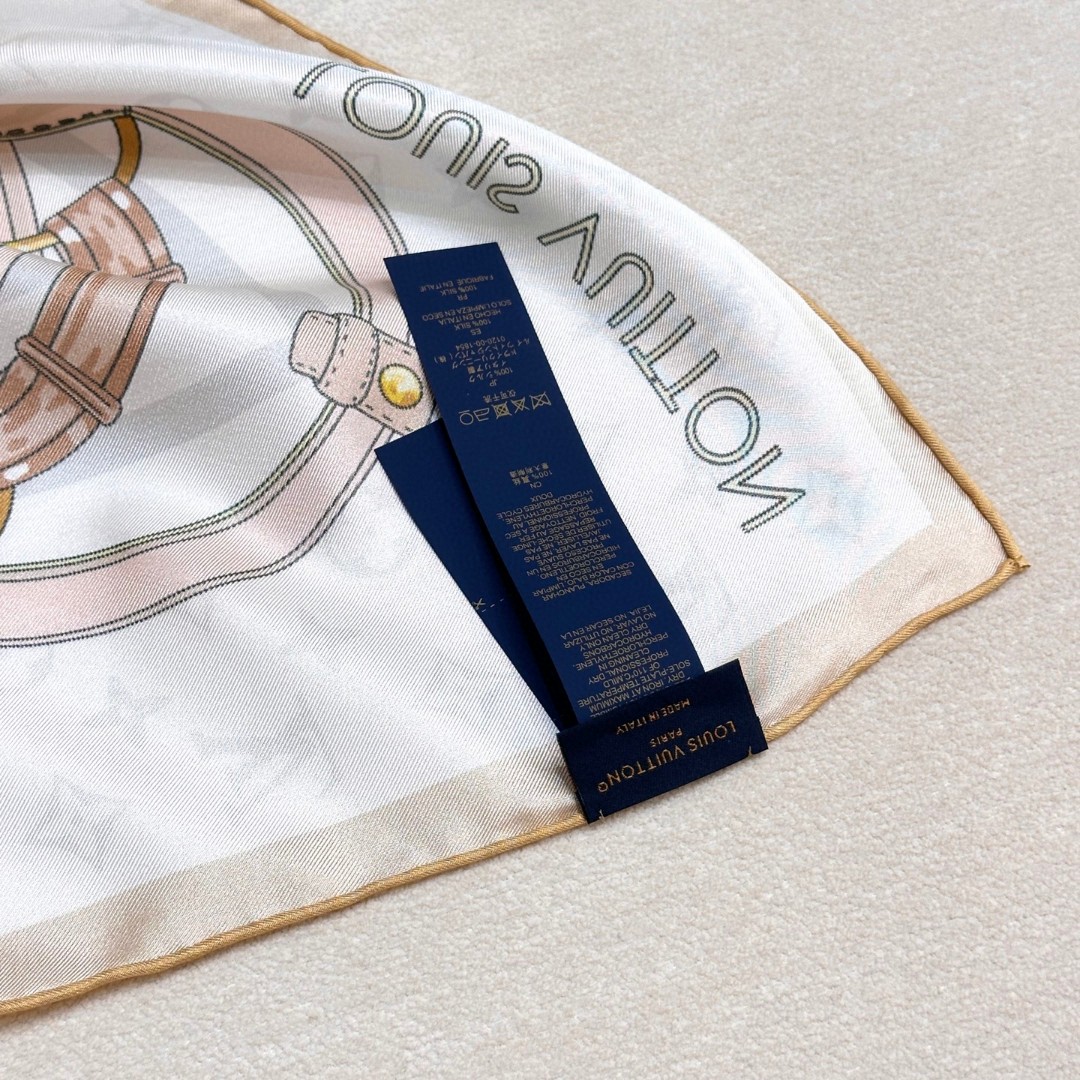 
Flower And StraPs 桑蚕丝方巾以瞩目笔触彰显雅致风范，依托丝印工艺描绘 Monogra