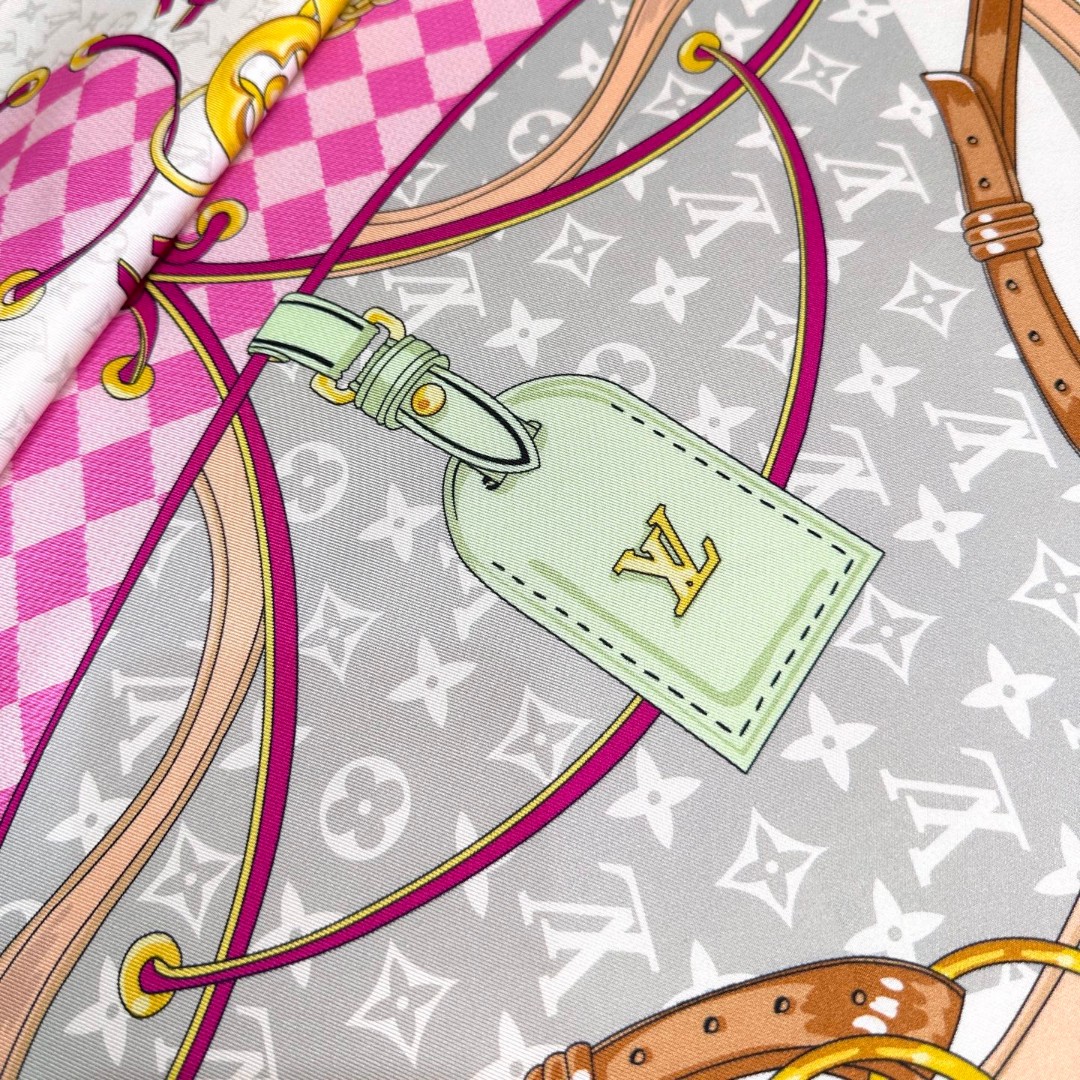 
Flower And StraPs 桑蚕丝方巾以瞩目笔触彰显雅致风范，依托丝印工艺描绘 Monogra