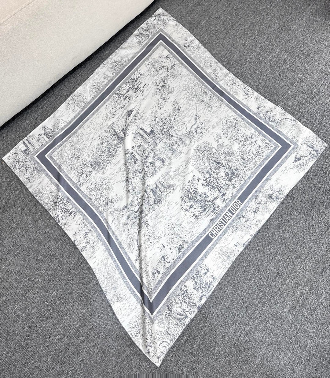 
𝐃𝐈𝐎𝐑 𝟐𝟓早春新款《苏格兰茹伊丝巾》
Size：90x90cm 100%真丝斜纹绸 16mm原单克