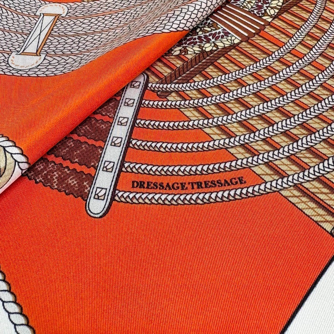  “编织演绎的盛装舞步”90丝巾_Hermes
手工卷边 100%桑蚕丝
这款披肩采用经典真丝面料，柔软