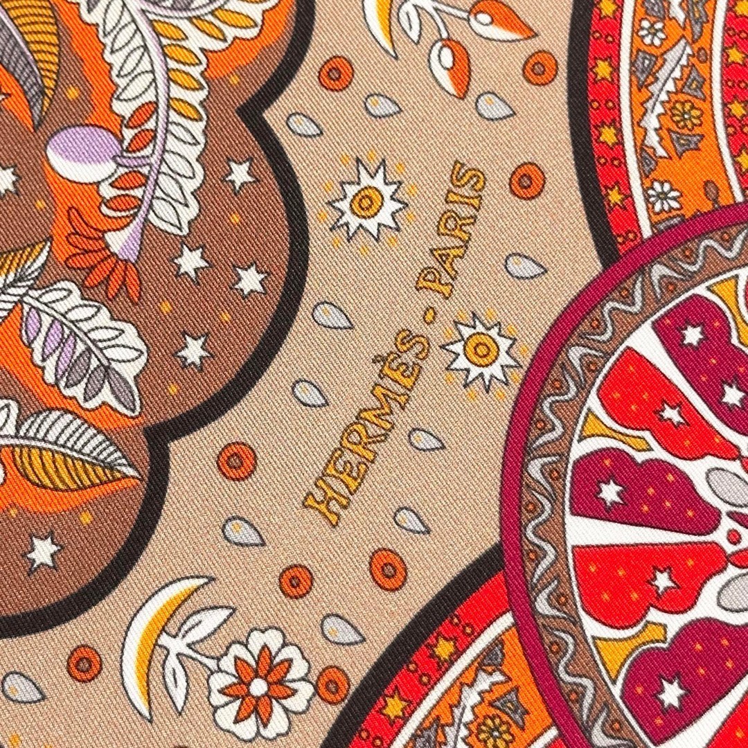  Hermes 又一力作《王宫之门》双面异色，一条带出二种风格
三十而已某太太同款
宫殿是 hermes